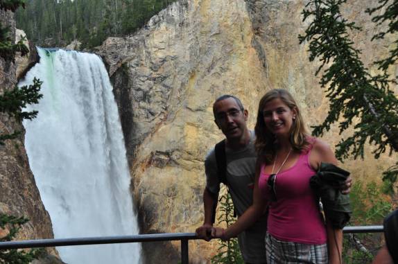 No mirante das Lower Falls, no Grand Canyon of Yellowstone, no Yellowstone National Park, no Wyoming, nos Estados Unidos